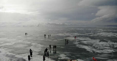 Çıldır Gölü’nde buzlarla vals