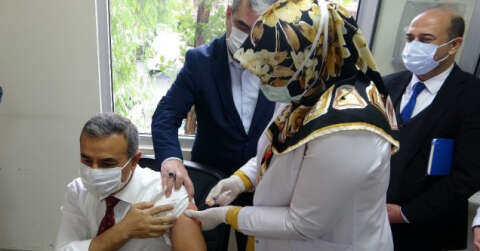 Osmaniye’de sağlık çalışanlarına ilk korona virüs aşısı uygulandı
