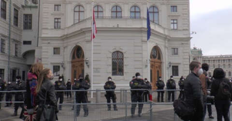 Avusturya’da Covid-19 önlemleri protesto edildi