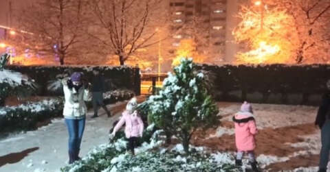 Bursa’da kar yağışının keyfini yine çocuklar çıkardı