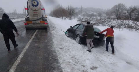 Kar yağışı Edremit-Balıkesir karayolunda çileye döndü