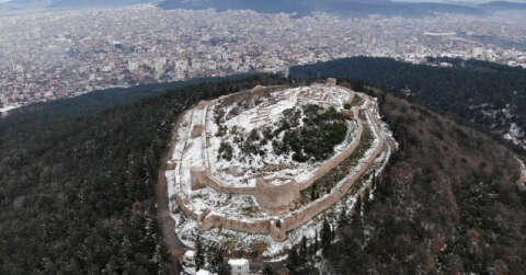 (Özel) Tarihi Aydos Kalesi’nde kar yağışı kartpostallık görüntüler oluşturdu