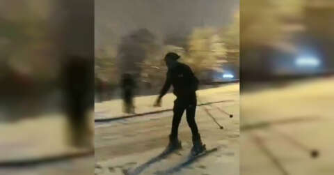 Uludağ’a çıkamayınca sokakta kayak yaptı