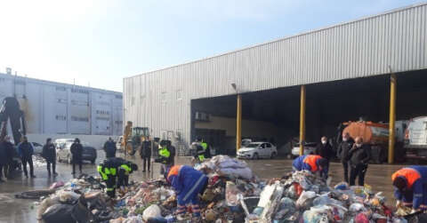 Belediye ekipleri unutulan altınları didik didik çöpler arasında aradı