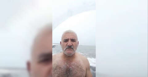 Buz adam eksi 1 derecede denize girdi, kar banyosu yaptı