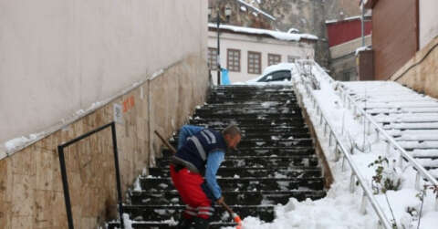 Bitlis’te günde 200 kamyon kar şehir dışına taşınıyor