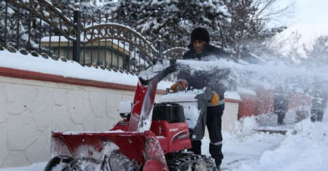 Erzurum Büyükşehir Belediyesi ekipleri karla mücadeleye devam ediyor
