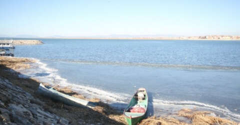 Beyşehir Gölü’nün kıyı kesimi kısmen buz tuttu