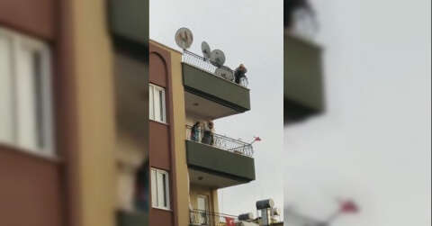 Çatıda intihara teşebbüs eden genç kadının polis tarafından yakalanma anı kamerada