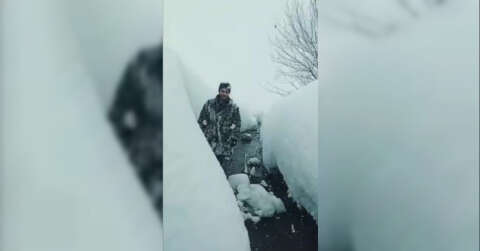 Köy sakinleri insan boyunu aşan kardan dolayı evlerine hapsoldu