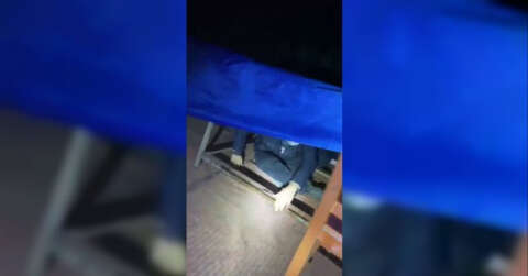 Kumar baskınında polisi görünce masanın altında saklandı