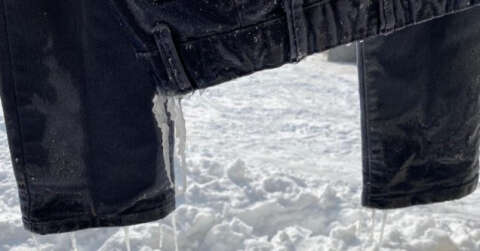Eksi 32 derecede çamaşırlar dondu, evler dev buz sarkıtlarının altında kaldı