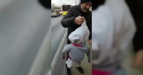 (ÖZEL)- ’Kardeşler aç abi’ pankartıyla dilenen kadının kucağından bez bebek çıktı
