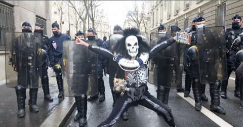 Paris’te sol sendikalar şirketlerin işçi çıkarmasını protesto etti