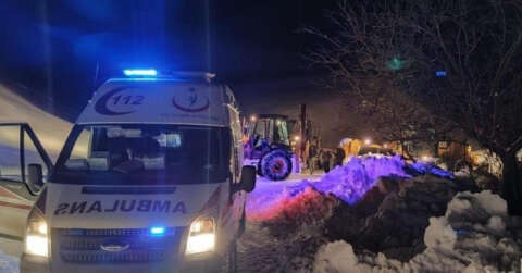 Siirt’te kar yolları kapattı, hasta adam için ekipler seferber oldu