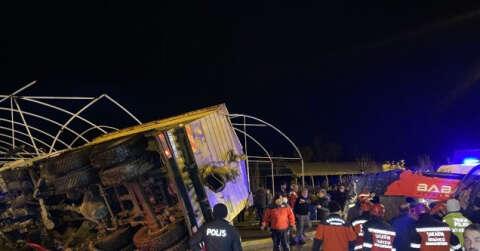 Sakarya’da feci kaza, kamyon 2 aracın üzerine devrildi