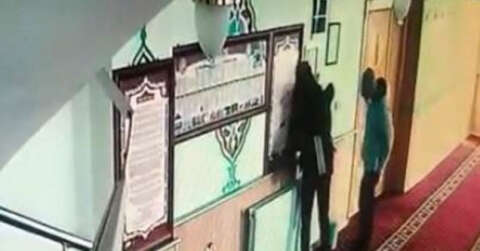 Hırsızlık için camiye giren genç kız ve arkadaşı güvenlik kamerasına takıldı