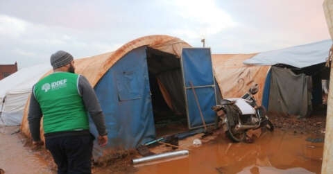 Çadırları su içinde kalan Suriyeli aileler yardım bekliyor