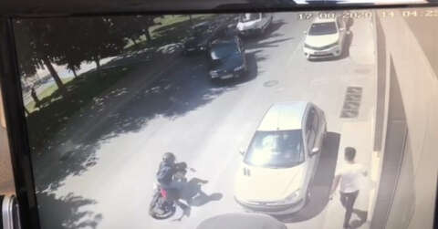 (Özel) Beyoğlu’nda motosikletlinin metrelerce sürüklendiği kaza kamerada