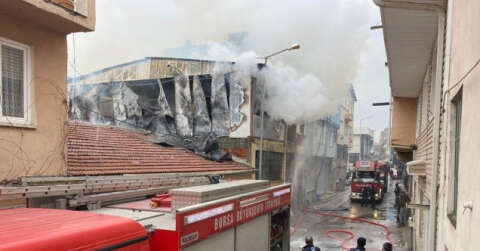 Bursa'da sobadan sıçrayan kıvılcım 2 katlı depoyu yaktı