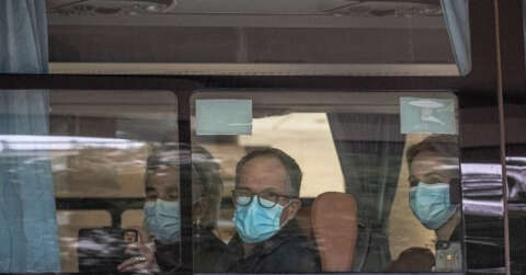 Wuhan’da zorunlu karantina süresi dolan DSÖ ekibi otelden ayrıldı