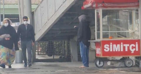 (Özel)Dilenci çocukların çıplak ayak oyunu kamerada