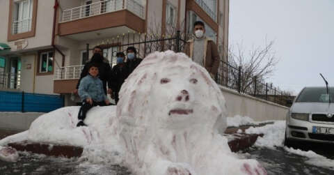Can sıkıntısından yapılan kardan aslan görünümüyle dikkat çekti