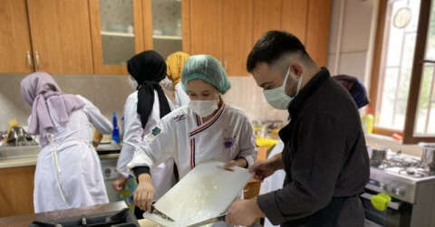 Evde annesinin yaptığı yemekleri merak etti, aşçılık kursuna başladı