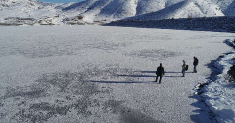 Sibirya soğuklarının etkisiyle dondu, kırağı ile gözden kayboldu