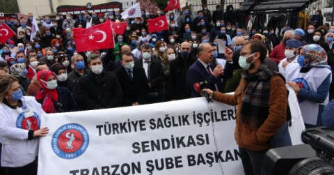 Kırmızı alarmın verildiği Trabzon’da sağlık çalışanları sosyal mesafeyi hiçe saydı