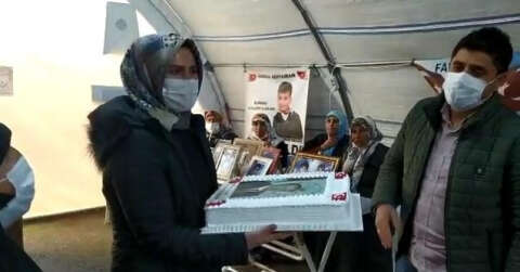 Evlat nöbetindeki ailelerin Cumhurbaşkanı Erdoğan için hazırlattığı pasta, Çocuk Evine gönderildi