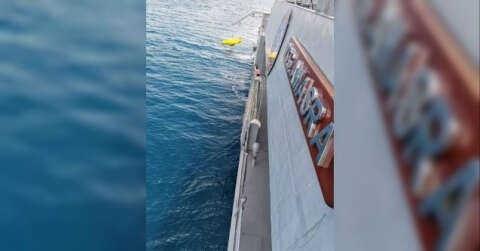 MSB: "Gökçeada açıklarında batan teknedeki 2 jandarma personelinden Teğmen Musa Bulut’un naaşı, Sahil Güvenlik Komutanlığı dalgıçları tarafından su altından çıkarılmıştır. Kayıp olan 1 jandarma personelini arama çalışmaları sürüyor."