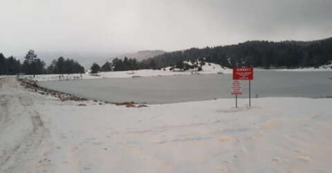 Doğal güzellikleriyle dikkat çeken Karagöl Yaylası göleti buz tuttu