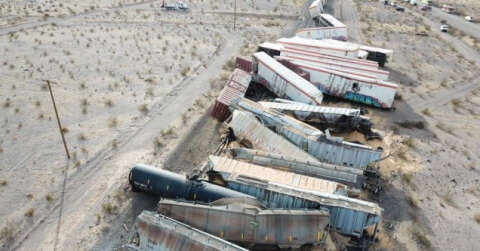 ABD’de yük treni raydan çıkınca 44 vagon birbirine girdi