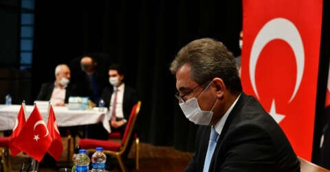 Mamak Belediye Başkanı Murat Köse vatandaşları tek tek dinliyor