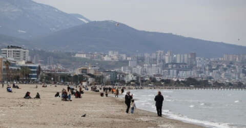 Kısıtlamasız ilk cumartesi gününde vatandaşlar sahile akın etti