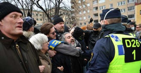 Stockholm’de yüzlerce kişi Covid-19 önlemlerini protesto etti: 6 yaralı