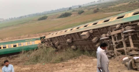 Pakistan’da yolcu treni raydan çıktı: 1 ölü, 40 yaralı