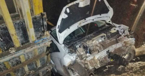 Artvin’de otomobil duvara çarptı: 2 yaralı