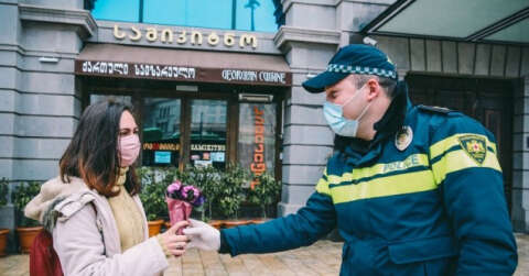 Gürcistan’da polis kadın sürücülere çiçek dağıttı