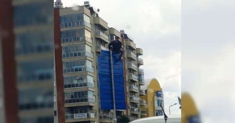 Trafik tabelasına çıkıp, aşağı atlamaya çalıştı