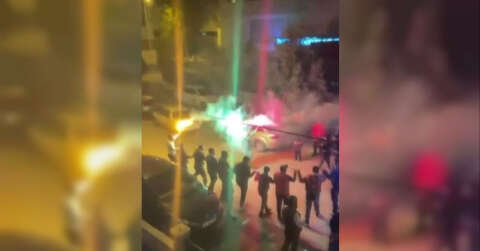 Antalya’da el ele tutuşan gençlerden meşale eşliğinde korona halayı