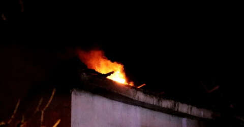 Baca yangını iki katlı evi küle çevirdi