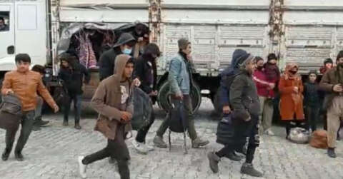 Kamyon kasasında 112 düzensiz göçmen yakalandı