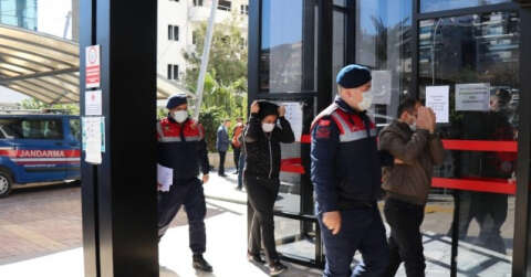 Karı-koca alışveriş yapıyor gibi hırsızlık yaptı, kutuya doldurup kaçarken yakalandı