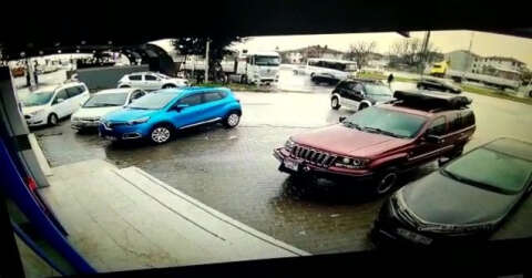 Karşıya geçmek isterken otomobilin çarptığı kadın ağır yaralandı