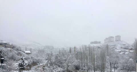 Malatyalılar güne kar yağışı ile başladı