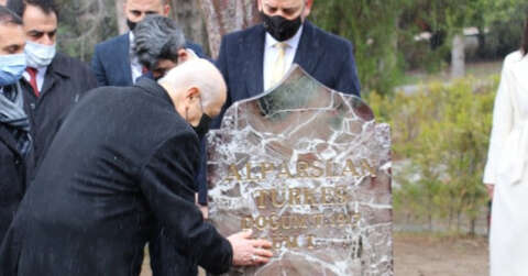 MHP lideri Bahçeli’den Alparslan Türkeş’in kabrine ziyaret