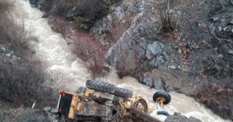 Uçurumdan dereye düşen greyderden canını son anda kurtardı