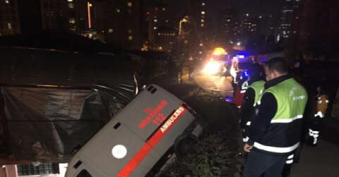 Ümraniye’de kaza yapan ambulansta kalbi duran hastayı hayatta tutmak için zamanla yarıştılar